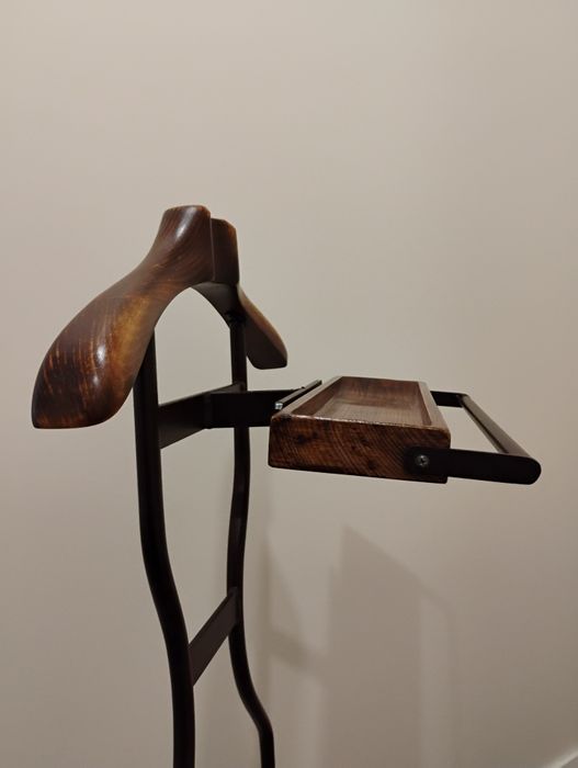 Cabide de pé em madeira e ferro