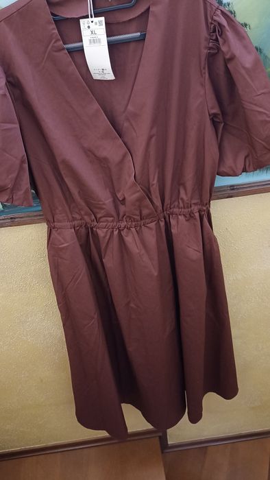 Nowa piękna lekka sukienka o kolorze czekoladowym