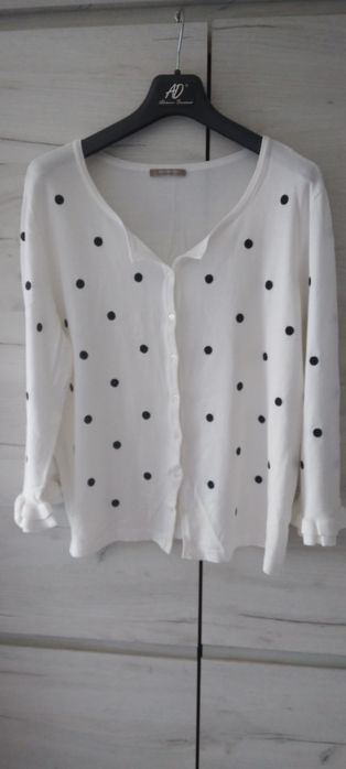 Cieniutki sweterek ma guziczki