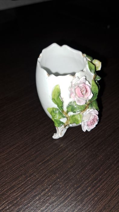 Керамична фігурка у формі яйця з ніжками