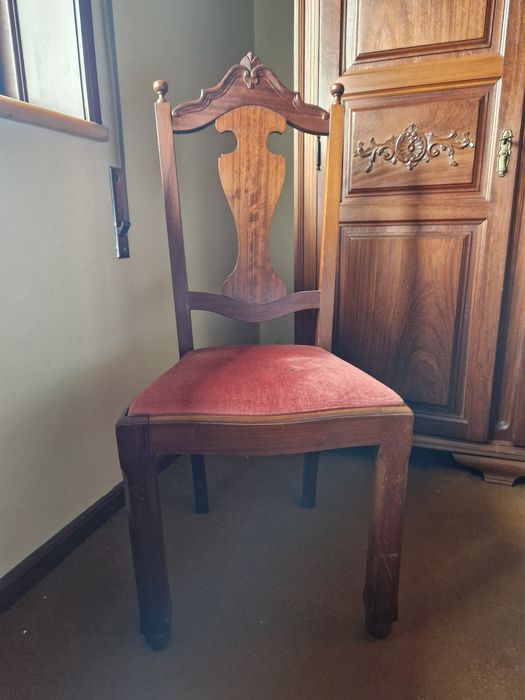 Cadeira de quarto, em madeira kambala.