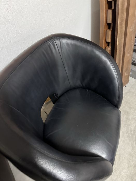 Cadeirao em pele. Apartamento modelo