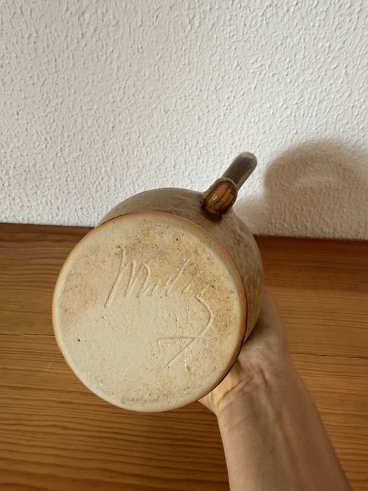 Jarro vintage em cerâmica em perfeitas condições, com base de 11 cm de diâmetro e 19,5cm de altura.