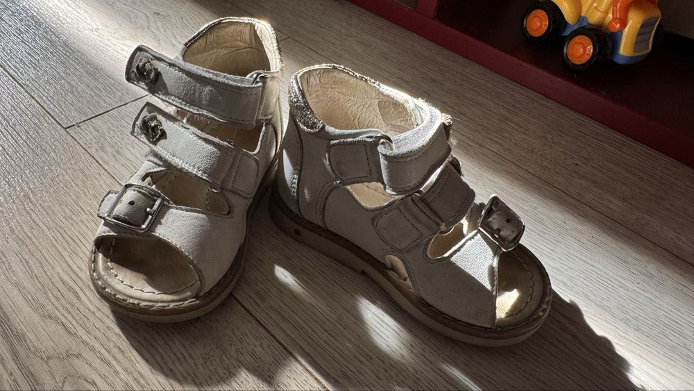 Босоніжки Взуття дитяче пінетки adidas Тапочки