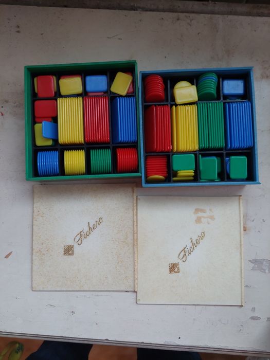 2 caixas originais com fichas de jogo antigas em plástico