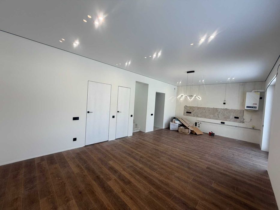 Продаж таунхауса з Новим якісним ремонтом в затишному місці