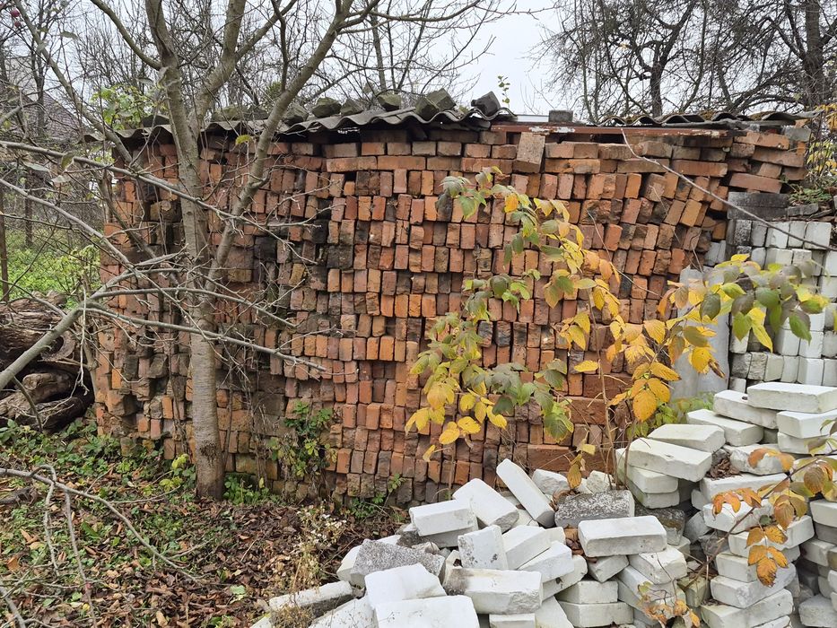 Цегла чевона і силікатна біла