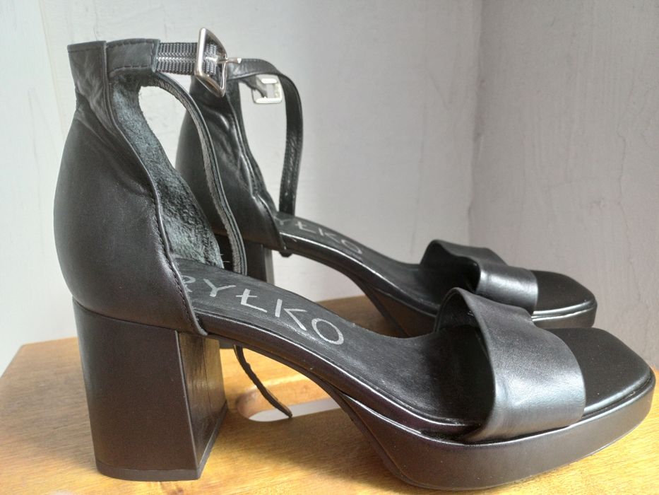 Skórzane sandałki Ryłko na grubym obcasie r.39