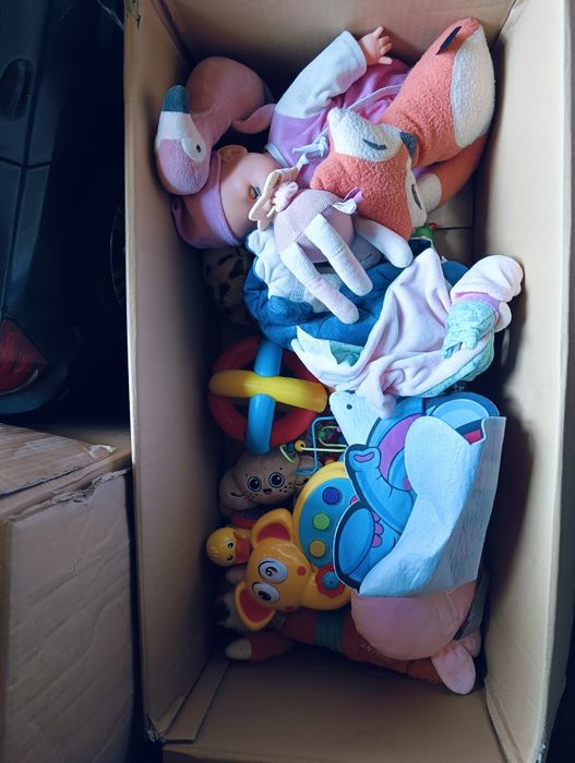 Oddam karton zabawek