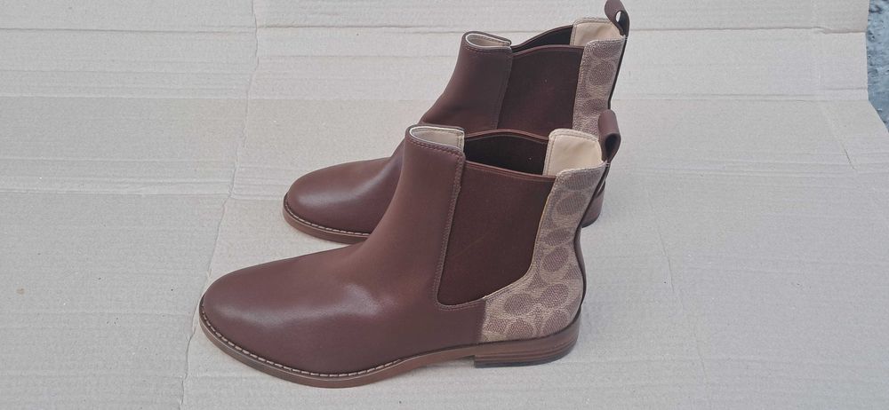 COACH Meredith Bootie In Signature Canvas (у коричневому кольорі Vintage Brown).