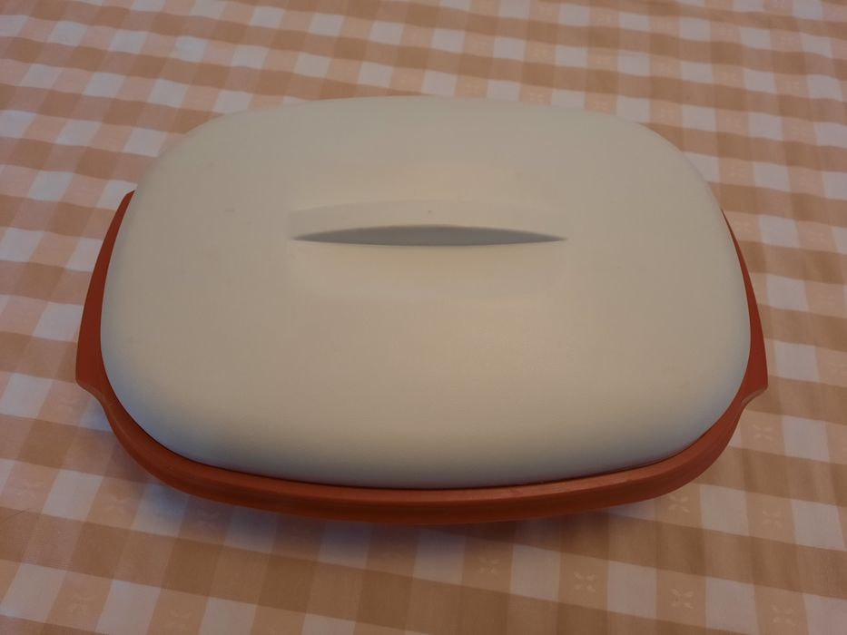 Travessa oval com tampa Tupperware