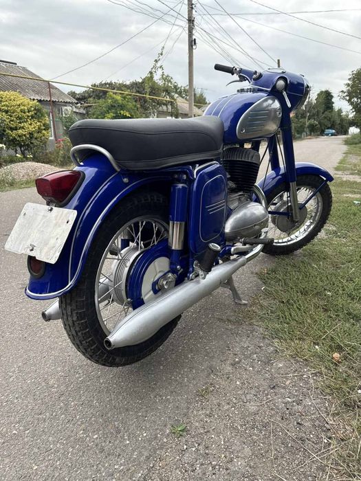 ретро мотоцикл Jawa 250 Ява