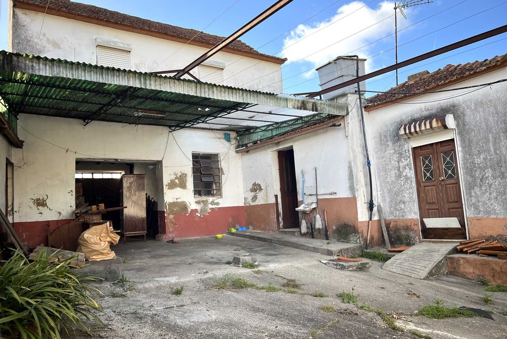 moradia individual usada + TERRENO , perto do pingo doce- Santa maria da Feira