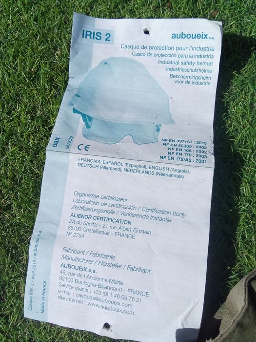 Capacete de proteção com óculos embutidos