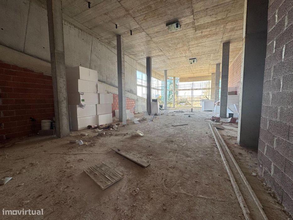 Magnífica Loja Para Venda Em Viseu