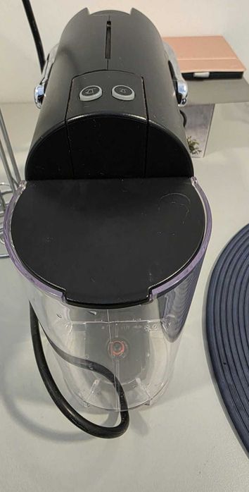 Máquina café Nespresso e porta cápsulas