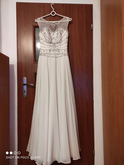 Suknia ślubna zdobiona