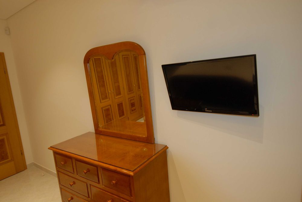 Mobília de Quarto em Pinho Maciço