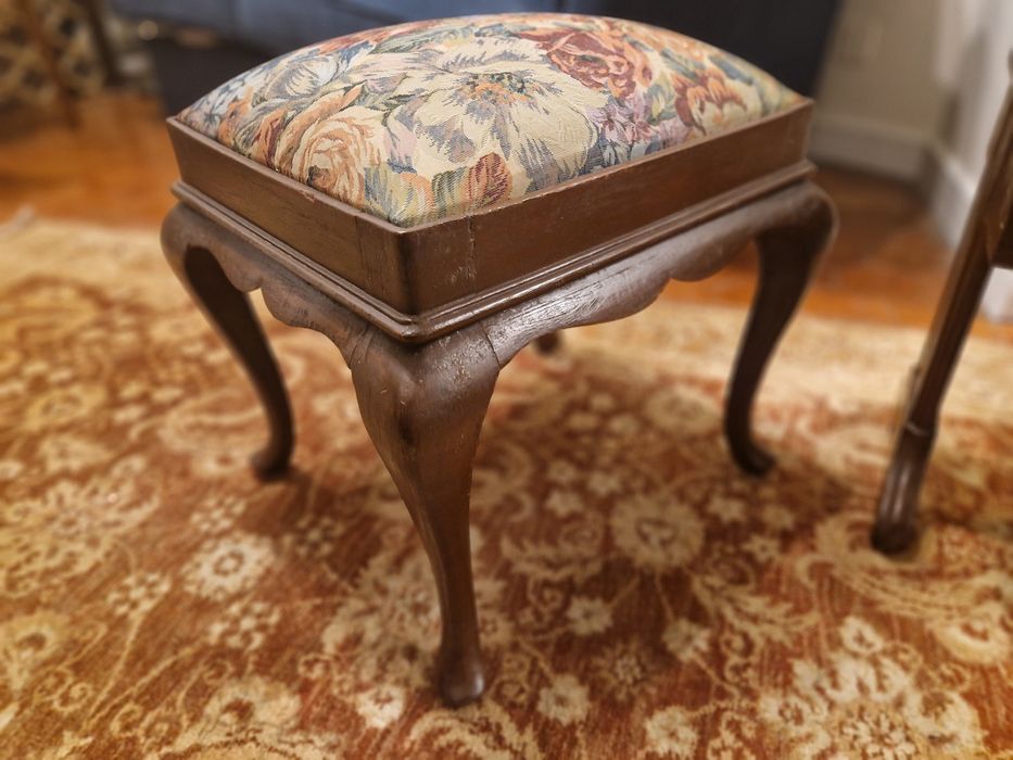 2 Banquetas Pousa pés com arrumação