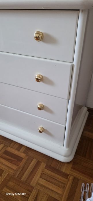 Cómoda madeira maciça com 4 gavetas