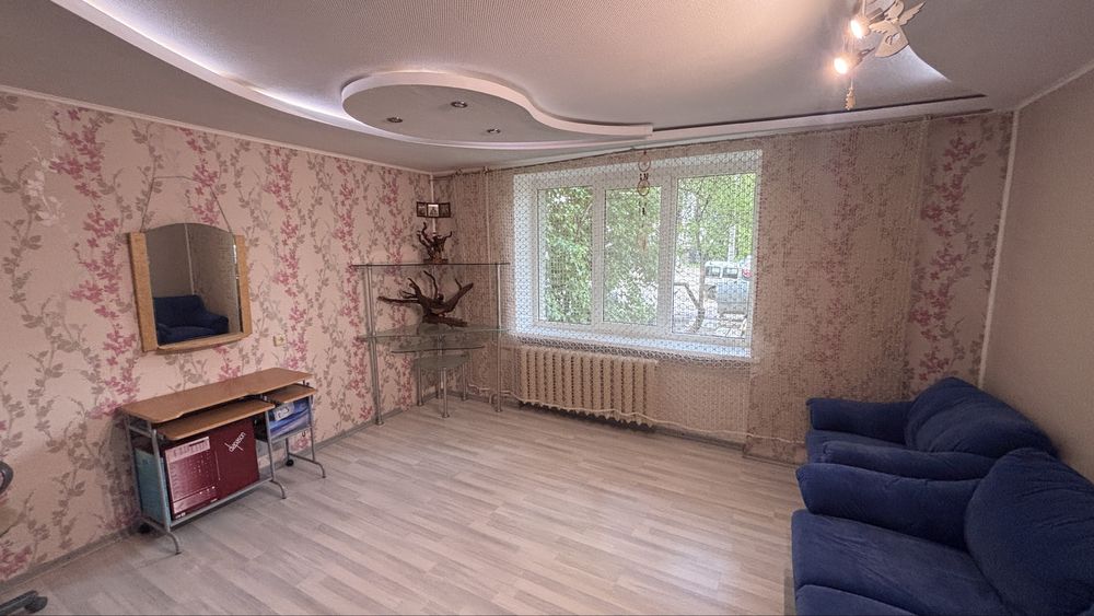 Продам 3к улучшенку 1й эт/9и кухня 9м газ, кирпич, м. Ботсад