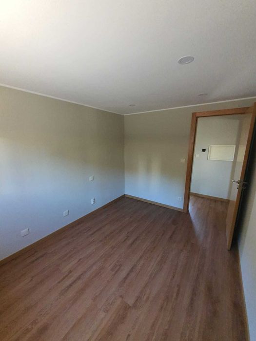 Moradia 4 Frentes Térrea T2 com Garagem Fechada