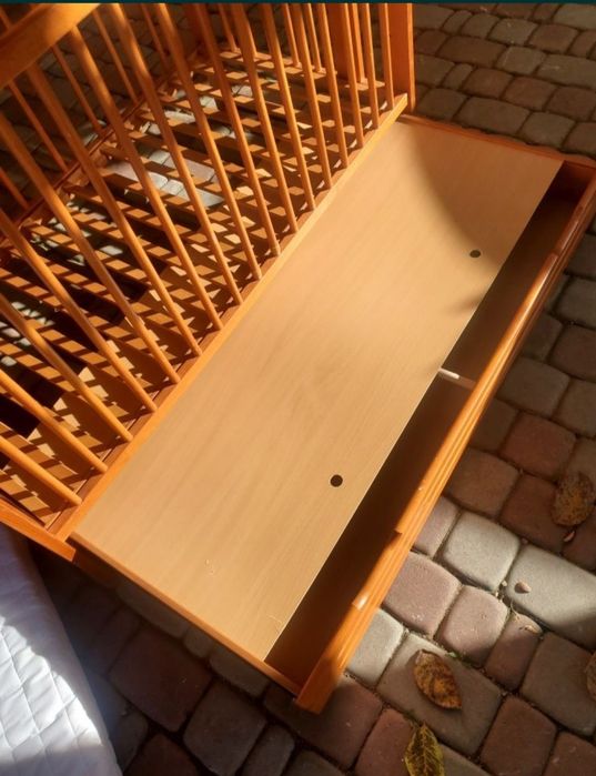 Дитяче ліжко з матрасом 125см×,65см з натурального дерева.