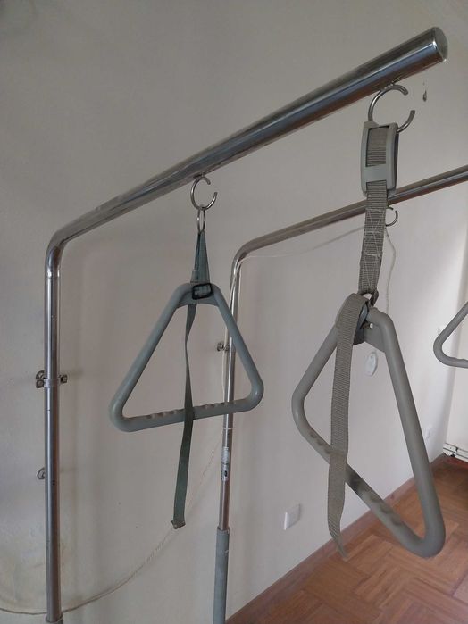 Fixação para cama articulada para pessoas com mobilidade reduzida