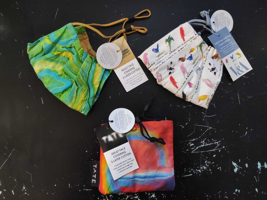 Лицьові маски з різними принтами