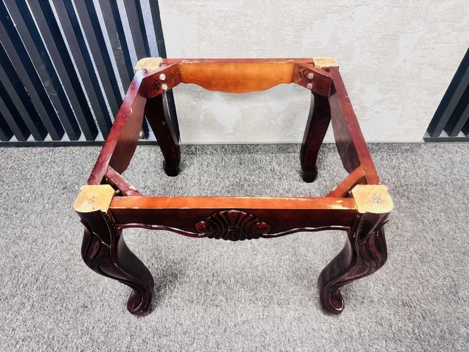 Drewniana rama stolika/pufy w stylu klasycznym