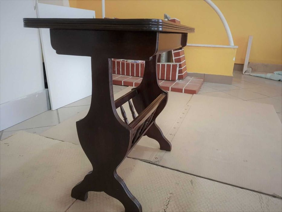 Mesa de Apoio / Porta Revistas em Madeira de Mogno