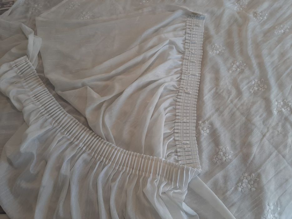 Vende se Cortinado inteiro cor branca com bordados de seda com flores