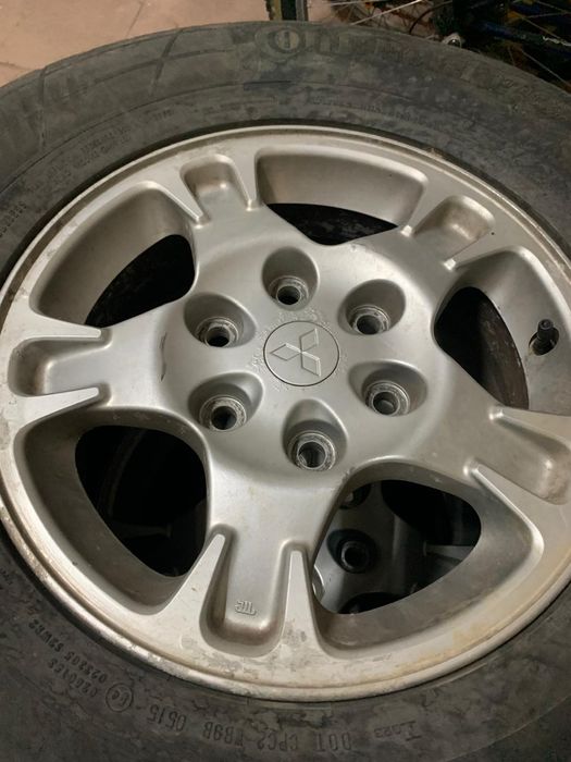 Conjunto de jantes e pneus Mitsubishi Pajero