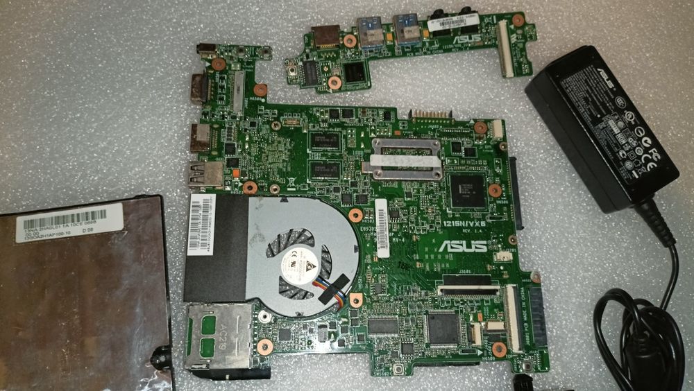 Laptop ASUS - płyta główna, bateria, zasilacz
