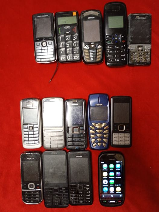 Telefony z ładowarkami sprawne i uszkodzone