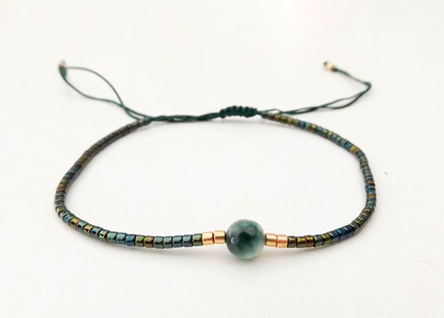 Pulseiras femininas de pulso delicadas e vistosas com look divinal