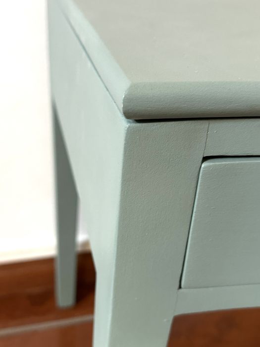Mesa de apoio em madeira com gaveta