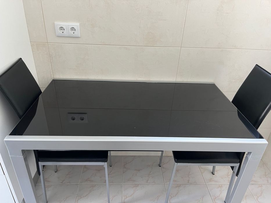 Mesa em vidro preto