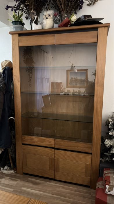 Vitrine em madeira maciça