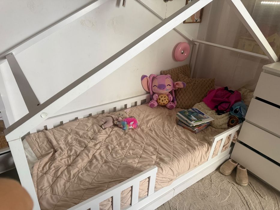 Cama Montessori com gavetas