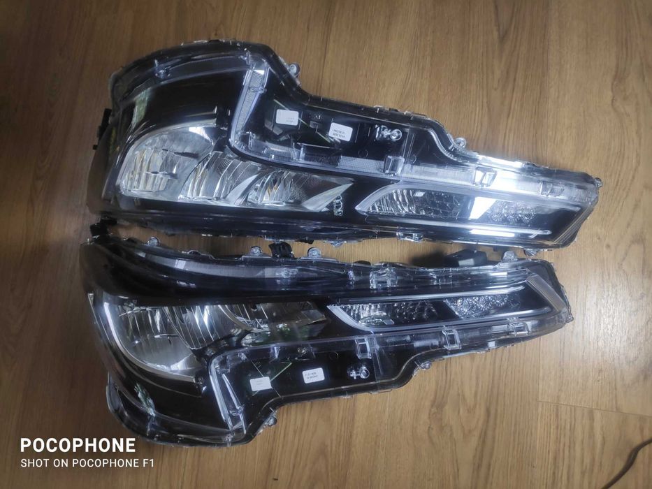 Oryginalne reflektory lampy Toyota Corolla e21 full LED lewa-81150-02S60 prawa-81110-02S60 nie mają żadnych uszkodzeń
