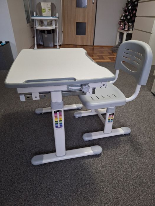 Ergonomiczne regulowane biurko z krzeslem rosnace z dzieckiem