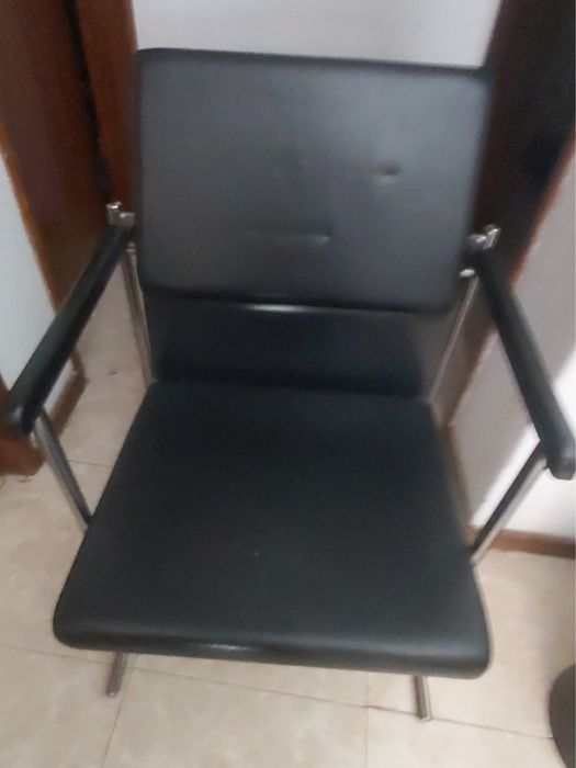 Cadeira de inox e eco pele