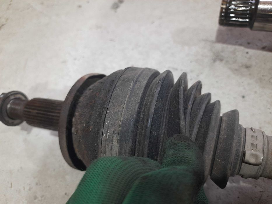 Передні полуося піввісь граната кулак вал Тойота Авенсіс т27 2.2 д4д