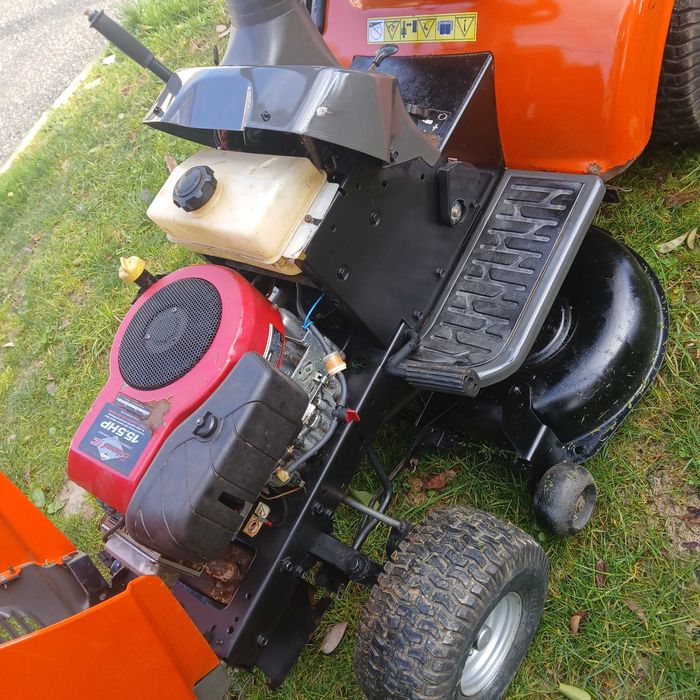 Tractor corta relva ou ervas selvagem