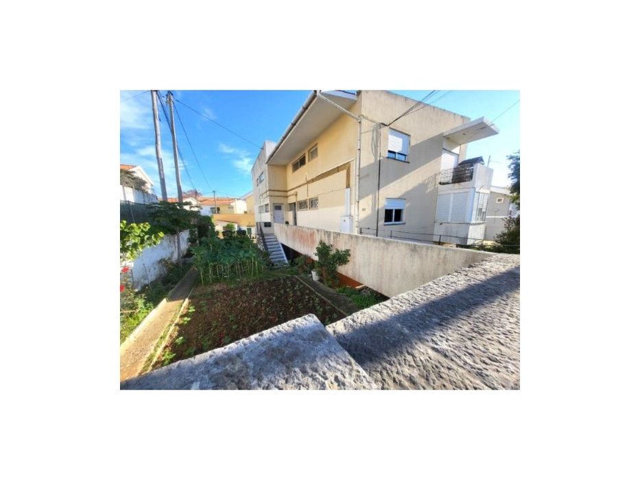 Apartamento T2, no rés do chão, no Centro de Alvide, em Cascais.