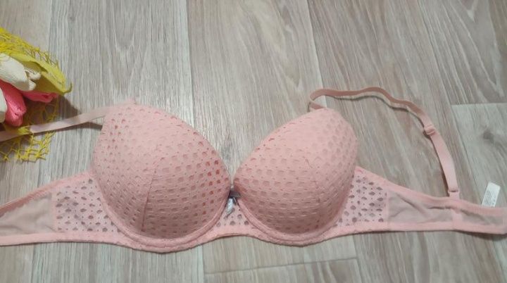 8 різних бюстгальтерів