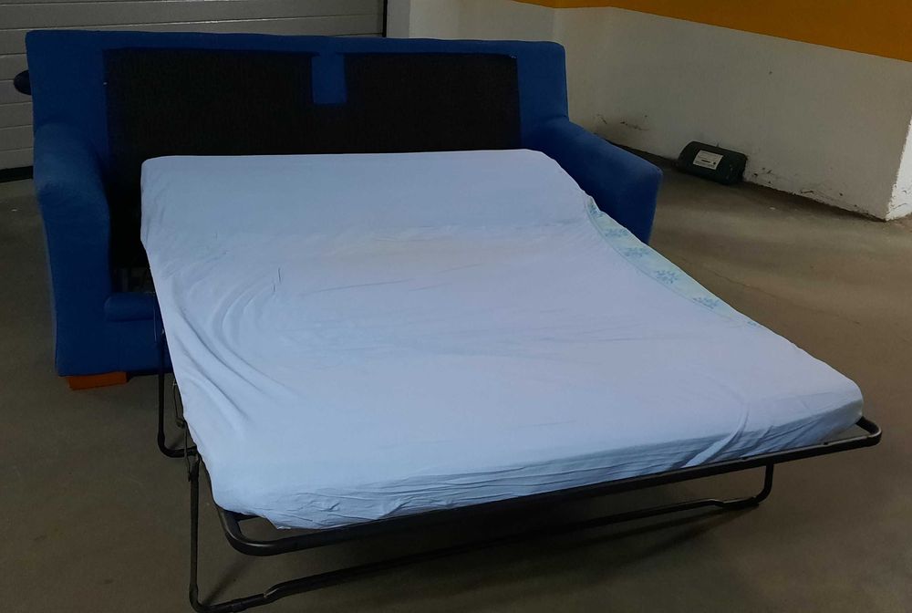 Sofá de 3 lugares, dando para 4 pessoas, com cama francesa.