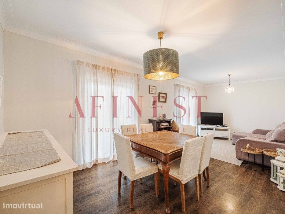 Apartamento T2 com Jardim e Garagem no Murtal - Excelente Potencial... — Carcavelos E Parede, Lisboa