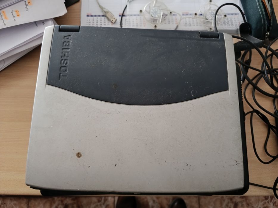 Vários computadores portáteis